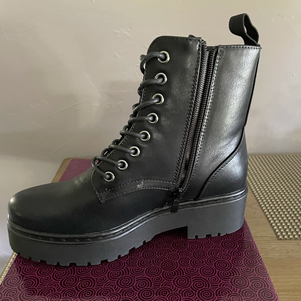 Combat boots